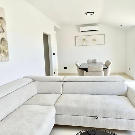 Diora Luxe Top-floor Seafront With Jacuzzi & Panoramic Sea View *