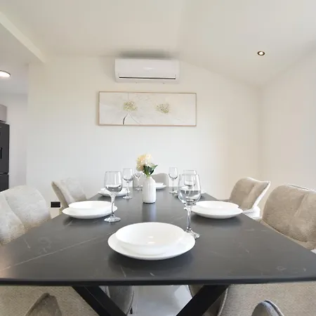 Diora Luxe Top-floor Seafront With Jacuzzi & Panoramic Sea View
