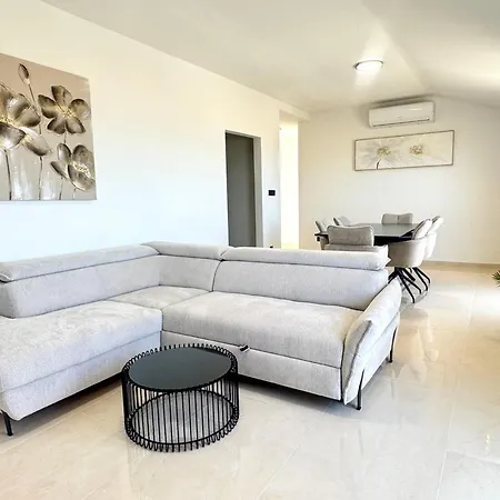 Diora Luxe Top-floor Seafront With Jacuzzi & Panoramic Sea View Apartment