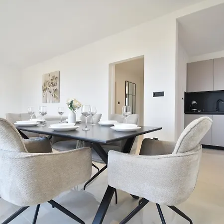 Diora Luxe Top-floor Seafront With Jacuzzi & Panoramic Sea View