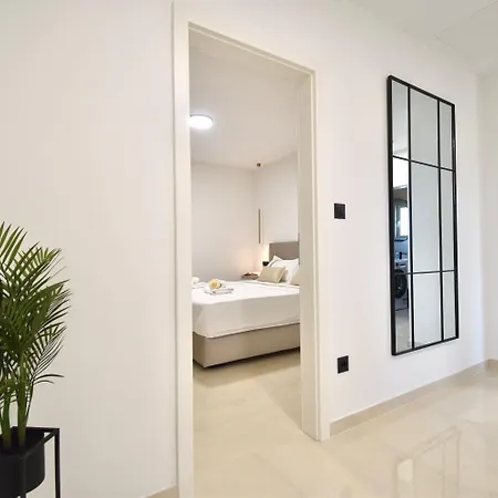 Diora Luxe Top-floor Seafront With Jacuzzi & Panoramic Sea View Apartment *