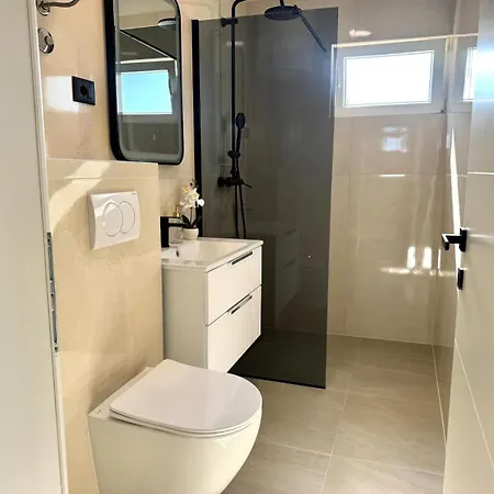 Diora Luxe Top-floor Seafront With Jacuzzi & Panoramic Sea View 公寓 *